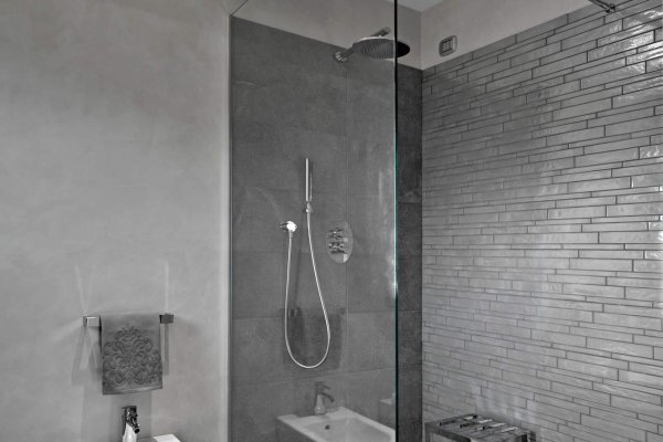 Modern-Bathroom-Interior-With-Glass-Shower-Box-2021-09-01-23-16-15-Utc (1)